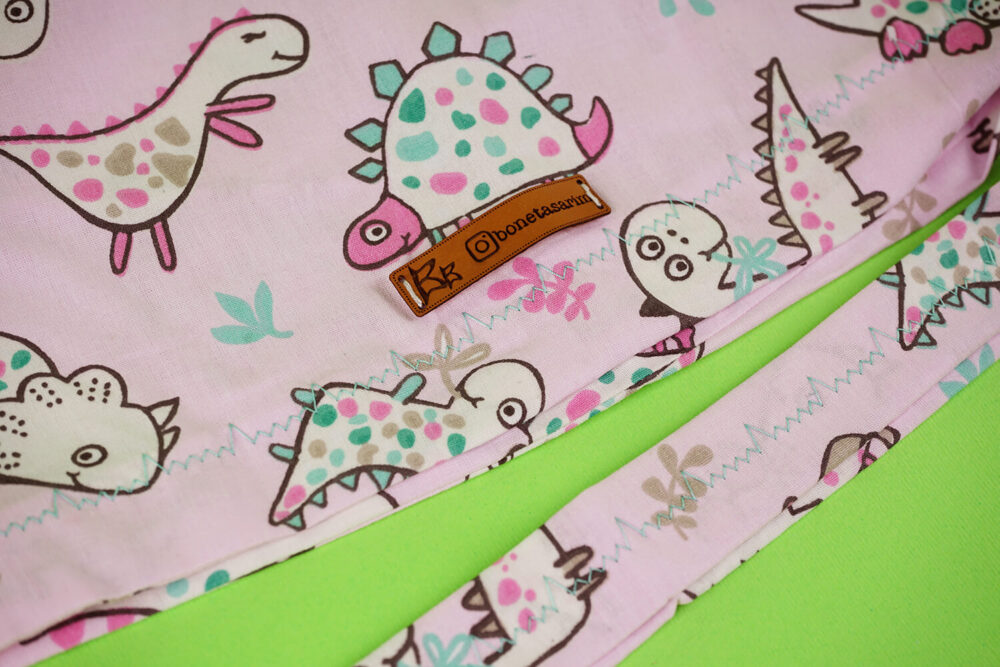 Pembe Dinozor Desenli Cerrahi Bone - Görsel 2